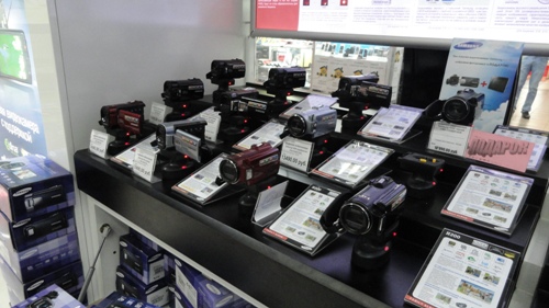 Системы защиты от краж в отделе видеокамер фирменного магазина SAMSUNG