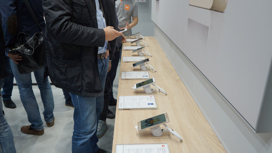 система InVue Pods 950 для защиты смартфонов, планшетов в открытой выкладке